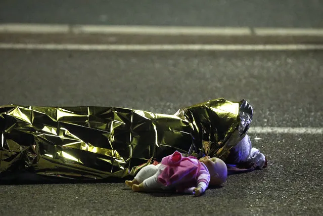 A body is seen on the ground July 15, 2016 after 86 people were killed in Nice, France, when a truck ran into a crowd celebrating the Bastille Day national holiday July 14. (Photo by Eric Gaillard/Reuters)