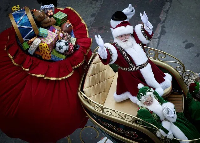 Santa Claus makes his way down Sixth Avenue. (Photo by Carlo Allegri/Reuters)