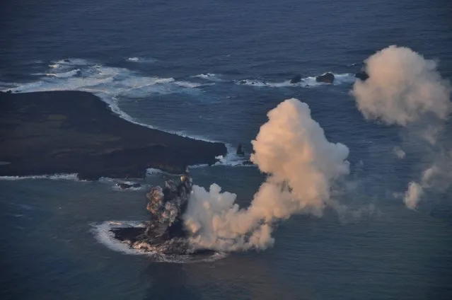 A handout photo made by the Japan Coast Guard on 20 November 2013 and released on 21 November 2013, shows an aerial view of smoke generated by a volcanic eruption off the coast of Nishinoshima in the Ogasawara archipelago, some 1,000 km south of Tokyo, Japan. (Photo by Japan Coast Guard/EPA)