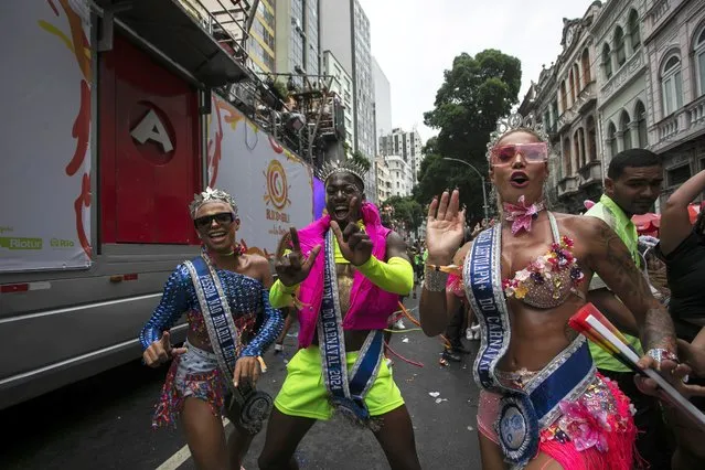 Revelers dance alongside a sound truck known as an electric trio, during a pre-carnival “Bloco da Gold” street party, in Rio de Janeiro, Brazil, Saturday, January 27, 2024. A fixture of Brazil's Carnival festivities, the rigs effectively did away with front-row seats, making Carnival more accessible to the crowds of revelers. (Photo by Bruna Prado/AP Photo)