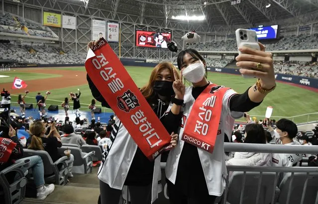 KT Wiz fans take a selfie during the first baseball game of the Korean Series between Doosan Bears and KT Wiz at Gocheok Skydome in Seoul on November 14, 2021. (Photo by Jung Yeon-je/AFP Photo)