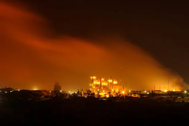 A plume of smoke rises over the State oil company Petroleos Mexicanos' petrochemical plant in Coatzacoalcos, Mexico, Wednesday April 20, 2016. An explosion ripped through a petrochemical plant on the southern coast of the Gulf of Mexico on Wednesday, killing 3 people, injuring dozens and sending flames and a toxin-filled cloud into the air, officials said. (Photo by Felix Marquez/AP Photo)