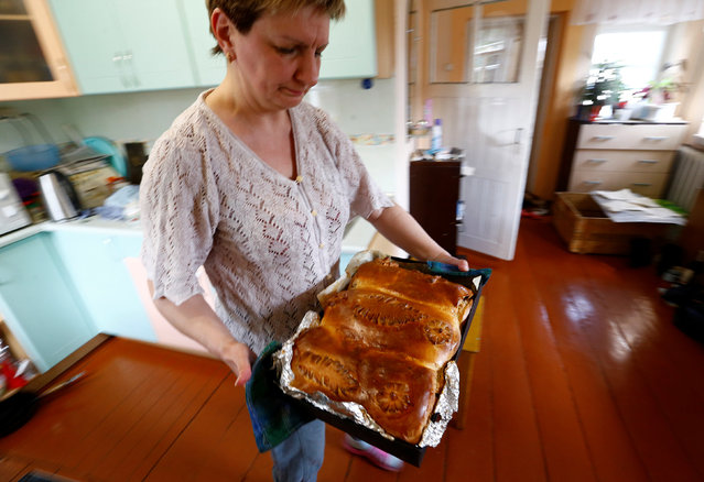 A woman bakes traditional cakes on the eve of Orthodox Easter in the town of Bobruisk, Belarus, April 30, 2016. (Photo by Vasily Fedosenko/Reuters)