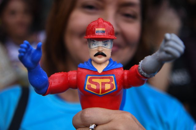 Supporters of Venezuelan President Nicolas Maduro take part in a rally heading to Miraflores presidential palace in Caracas on July 30, 2024. Venezuela braced for new demonstrations after four people died and dozens were injured on the eve when the authorities broke up protests against President Nicolas Maduro's claim of victory in the country's hotly disputed weekend election. (Photo by Federico Parra/AFP Photo)