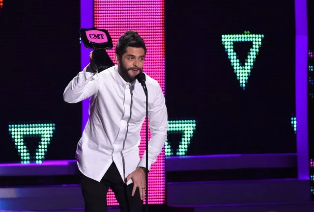 Singer Thomas Rhett accepts the Male Video of the Year award for “Die a Happy Man” at the 2016 CMT Music Awards in Nashville, Tennessee, U.S. June 8, 2016. (Photo by Harrison McClary/Reuters)