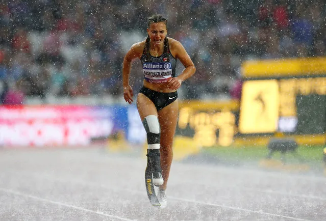 Canada's Marissa Papaconstantinou makes her way to the finish line after falling in the Women's 200m T44 Final during day ten of the IPC World ParaAthletics Championships 2017 at London Stadium on July 23, 2017 in London, England. (Photo by Peter Cziborra/Reuters)