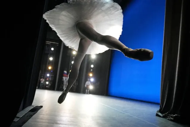 A participant of the XIV International Ballet Competition warms up backstage at the New Stage of the Bolshoi Theater in Moscow, Russia, Wednesday, June 8, 2022. (Photo by Alexander Zemlianichenko/AP Photo)