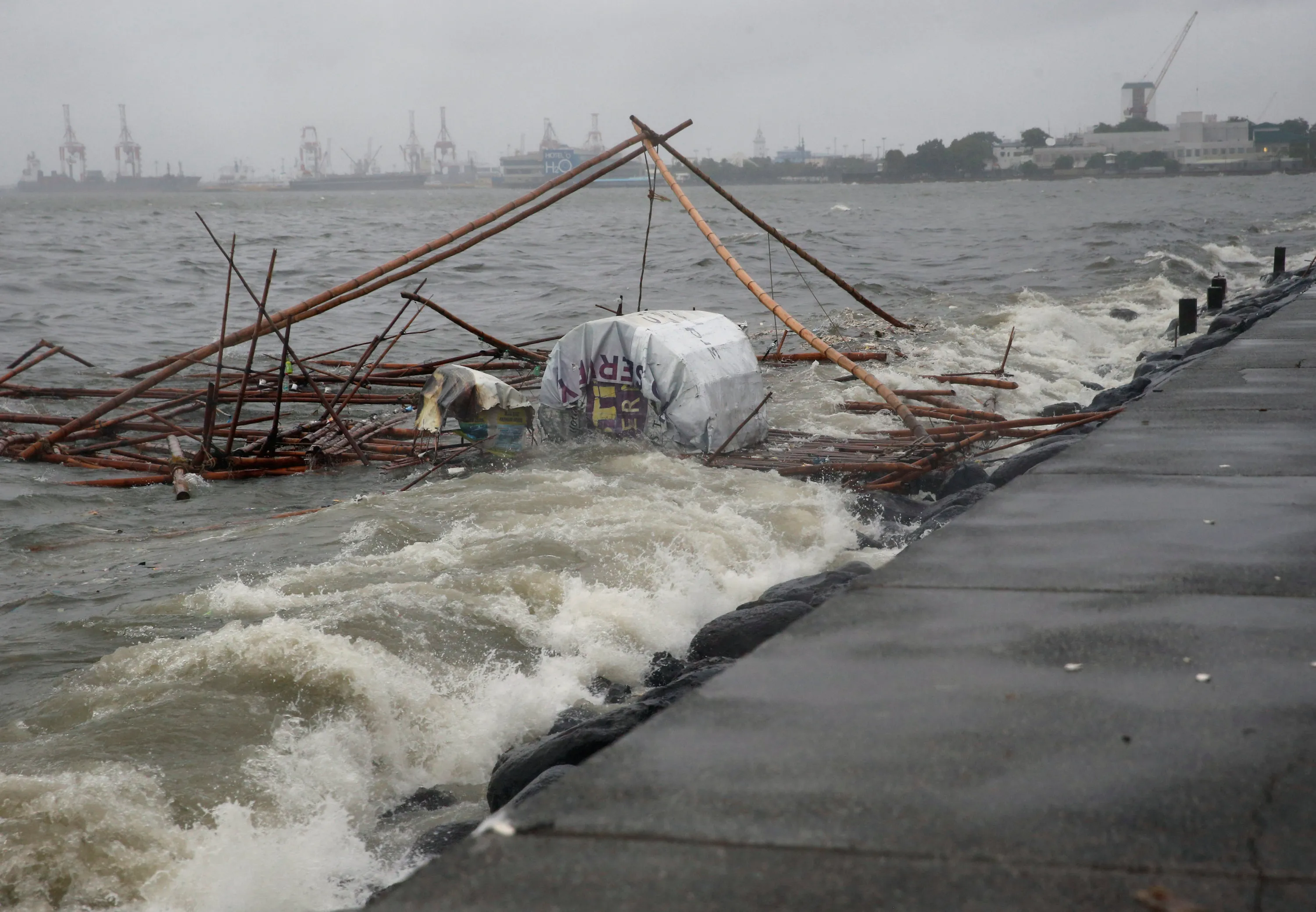 Рассвирепевший тайфун гонит нашу баржу в открытый