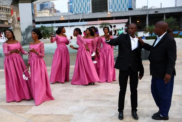 Bridesmaids pose for cellphone pictures ahead of elections in Luanda, Angola on August 21, 2022. (Photo by Siphiwe Sibeko/Reuters)