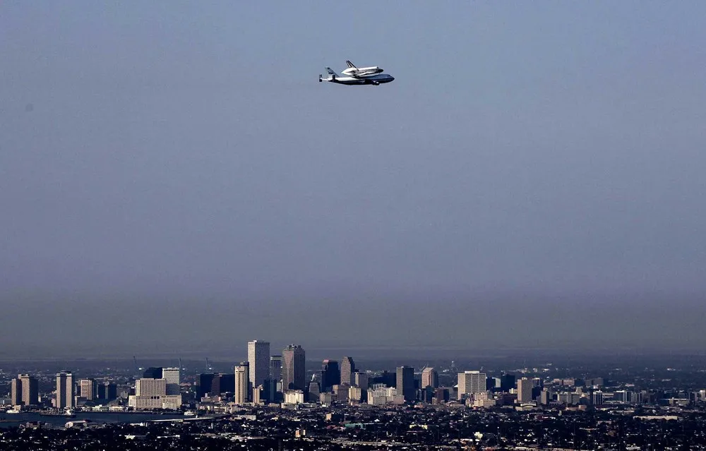 Shuttle Endeavor Reaches Los Angeles