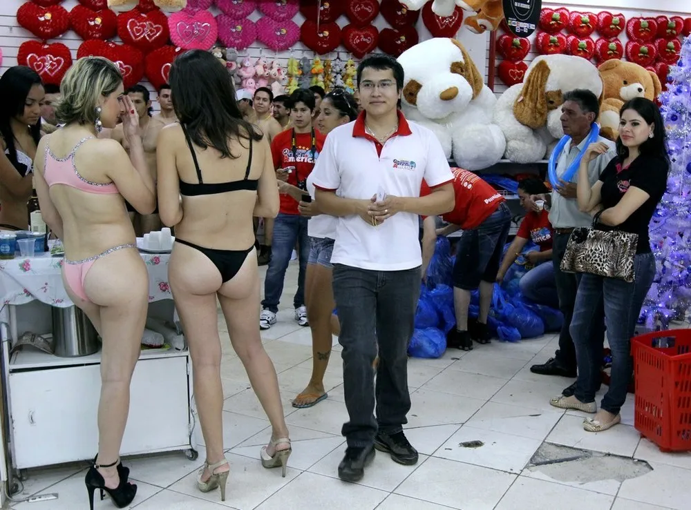 Semi-Naked Shopping in Ciudad del Este, Paraguay