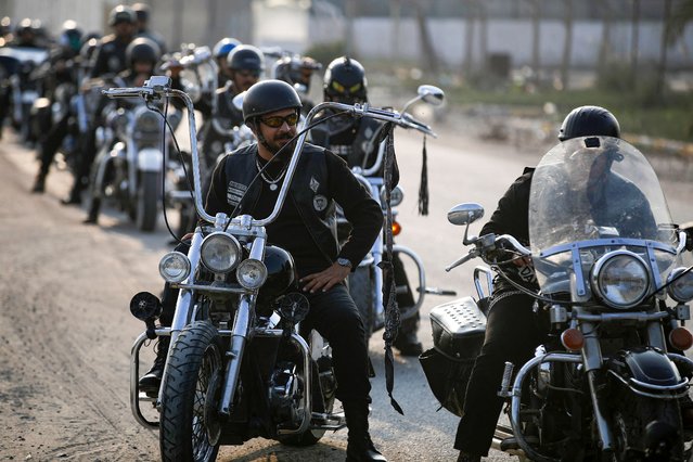 Members of Iraq's biker crew Bond Brothers MC take a break during a ride in the streets of the capital Baghdad on December 16, 2022. (Photo by Ahmad Al-Rubaye/AFP Photo)