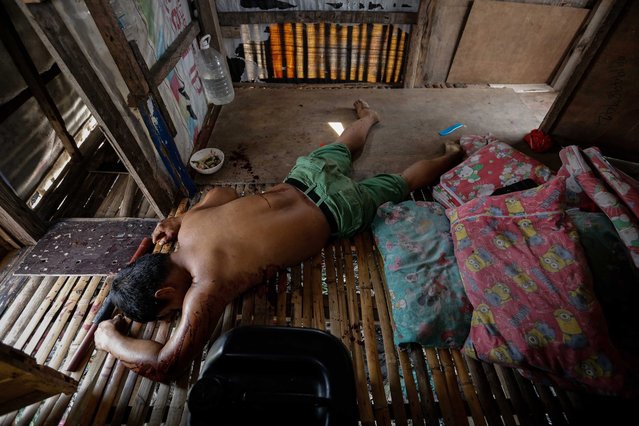 A picture made available on 13 September 2016 shows the body of an alleged drug user who was killed during a police operation against illegal drugs, lying outside a shanty house in Manila, Philippines, 12 September 2016. Philippine President Rodrigo Duterte said on 12 September that he had purposely skipped his bilateral meeting with the US after telling reporters he was sick during the Association of Southeast Asian Nations (ASEAN) Summit last week. US President Barack Obama made statements on Duterte's war against drugs, urging Duterte pursuit his anti-crime and anti-drug efforts without encouraging the extrajudicial slaying of suspects. (Photo by Mark R. Cristino/EPA)