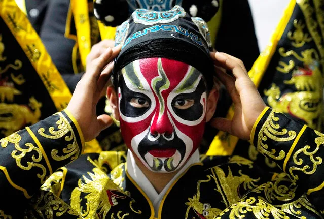A Beijing Opera performer prepares for a countdown event celebrating the new year at Yongdingmen Gate in Beijing, China, December 31, 2017. (Photo by Jason Lee/Reuters)