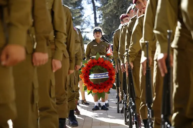 Israeli soldiers with wreaths on Mt Herzl Military Cemetery in Jerusalem, Israel, 30 September 2016, as the funeral of late Israeli President Shimon Peres is underway. Peres died on 28 September at the age of 93. (Photo by Abir Sultan/EPA)