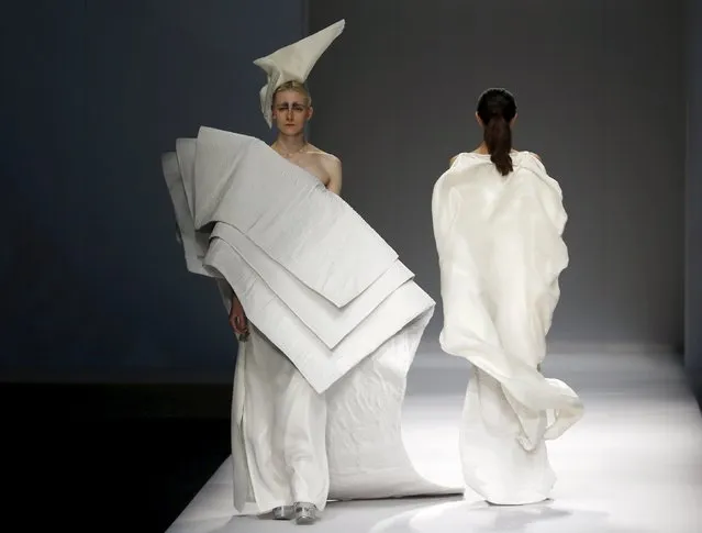 Models present creations from ECHO CHEN Collection at China Fashion Week S/S 2016 in Beijing, October 26, 2015. (Photo by Kim Kyung-Hoon/Reuters)