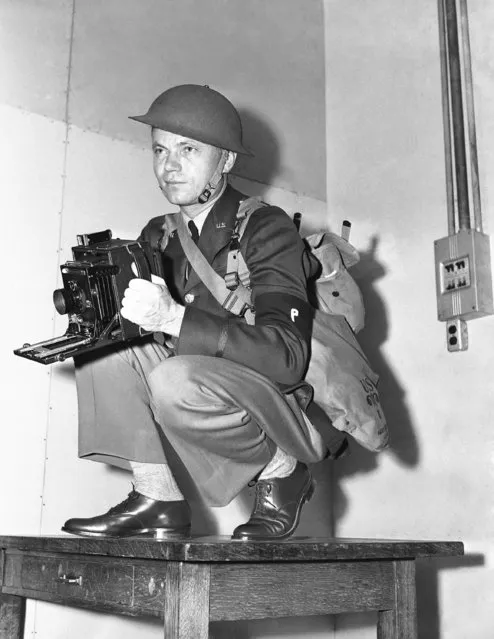 Edward Colby Widdis, Associated Press San Francisco photographer is ready for assignment with the Army en route to Australia, February 6, 1942. (Photo by AP Photo)