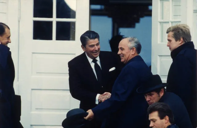 U.S. President Ronald Reagan and Soviet Leader Mikhail Gorbachev shake hands outside the Hofdi where they are holding a series of talks, around Saturday, October 11, 1986, in Reykjavik, Iceland. The other men are unidentified. (Photo by AP Photo)