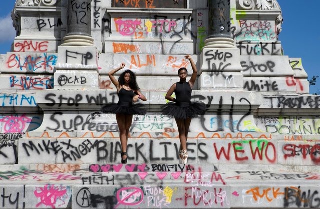 Ballerinas Kennedy George, 14, and Ava Holloway, 14, pose in front of a monument of Confederate general Robert E. Lee after Virginia Governor Ralph Northam ordered its removal after widespread civil unrest following the death in Minneapolis police custody of George Floyd, in Richmond, Virginia, June 5, 2020. (Photo by Julia Rendleman/Reuters)