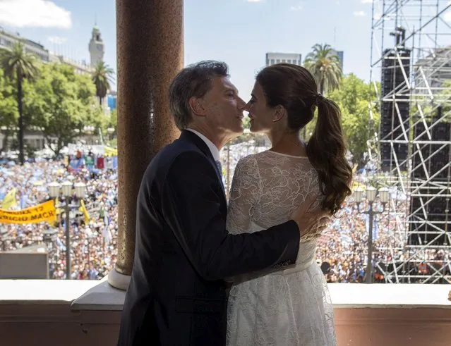 Argentina's President Mauricio Macri (L) kisses his wife Juliana Awada after taking office at the balcony of the Casa Rosada presidential palace in Buenos Aires, December 10, 2015. (Photo by Reuters/Argentine Presidency)