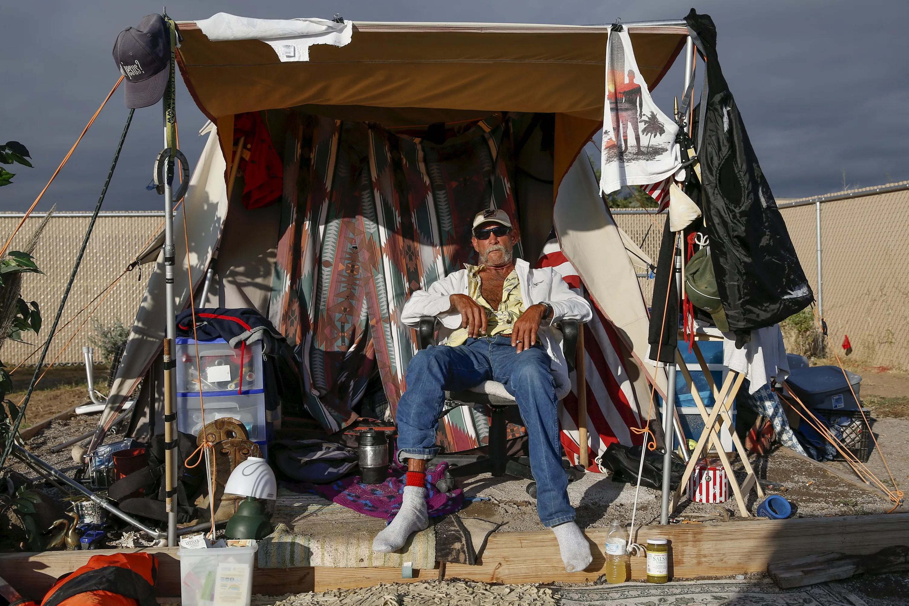 Бомжи проживают. Палаточный городок бомжей в Америке. Палаточный лагерь бездомных в США. Палаточные лагеря бомжей в США. Палаточные городки нищих в США.