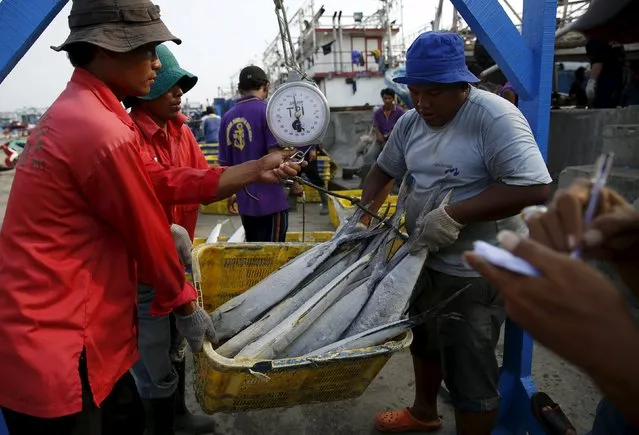 Workers weight frozen tuna before selling at Muara Angke fish auction in Jakarta, January 4, 2016. (Photo by Reuters/Beawiharta)