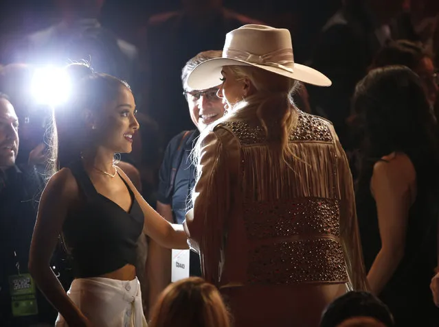 Ariana Grande (L) greets Lady Gaga in the audience at the 2016 American Music Awards in Los Angeles, California, November 20, 2016. (Photo by Mario Anzuoni/Reuters)