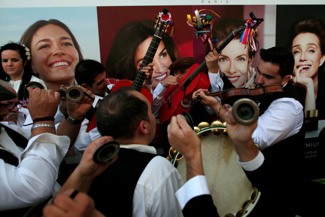 People in traditional costumes play their instruments before competing in the 55th Verdiales music contest in Malaga, southern Spain December 28, 2016. (Photo by Jon Nazca/Reuters)