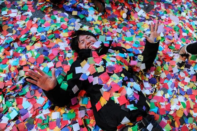 A man plays in confetti to mark the new year in Times Square in New York, U.S. January 1, 2017. (Photo by Stephanie Keith/Reuters)