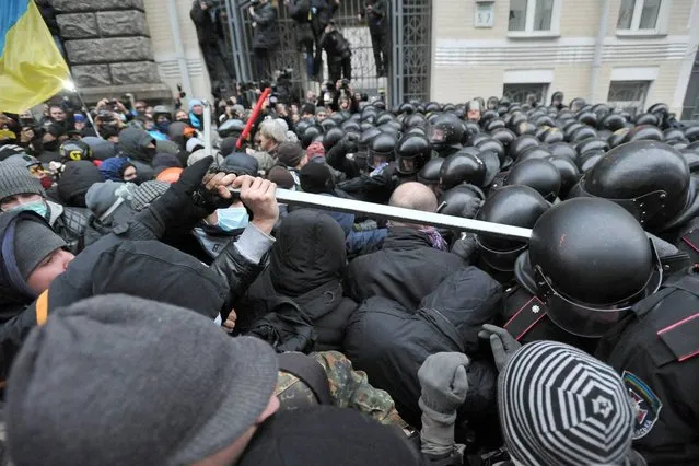 Protesters try to break a line of riot police near the presidential administration building during a rally by EU supporters in Kiev, Ukraine, 01 December 2013. (Photo by Alexey Furman/EPA/EFE)