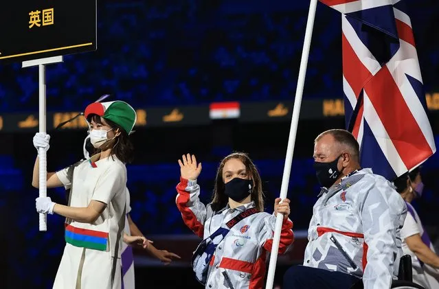 Flag bearers Eleanor Simmonds and John Stubbs of Team Great Britain lead their delegation in the parade of athletes during the opening ceremony of the Tokyo 2020 Paralympic Games at the Olympic Stadium on August 24, 2021 in Tokyo, Japan. (Photo by Buda Mendes/Getty Images)