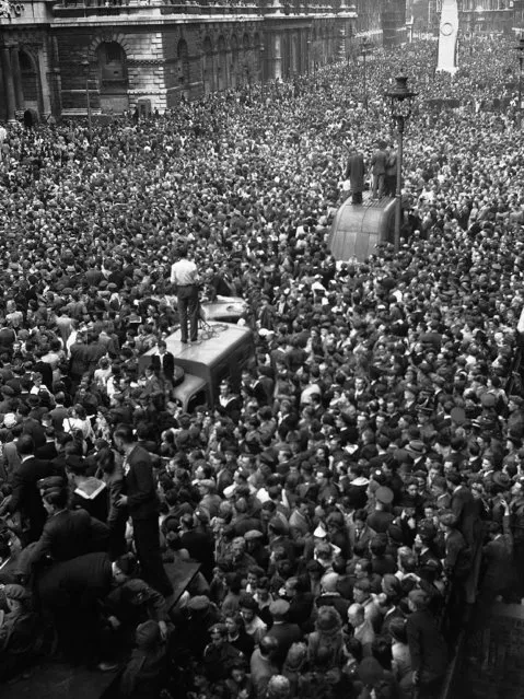 A seething mass of humanity jammed itself into Whitehall VE-Day, to see the Premier, his cabinet ministers and chief of staff who are to appear on the balcony of the Ministry of Health. A view of the enormous crowd packed into Whitehall as one looks down the street toward the Cenotaph, London, on May 8, 1945. (Photo by AP Photo)