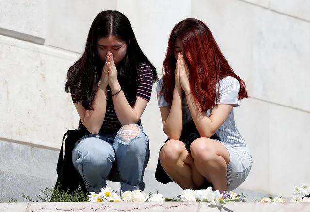 Women pray to mourn the victims of a ship accident, which killed several people on the Danube river, in Budapest, Hungary, May 31, 2019. (Photo by Bernadett Szabo/Reuters)