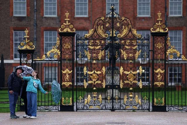 People pose for a selfie photograph outside the gates of Kensington Palace in London on March 12, 2024. Britain's Princess of Wales on Monday apologised and admitted to editing an official portrait of her released by the palace that prompted AFP and other agencies to withdraw the altered image. Kensington Palace, however, said it would not republish the original, unedited photo. (Photo by Daniel Leal/AFP Photo)