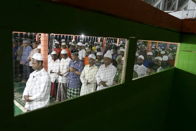 Rohingya and Bangladeshi migrants attend Ramadan Tarawih prayers pray at a mosque inside a shelter in Bayeun, Indonesia's Aceh province, June 17, 2015.  REUTERS/Roni Bintang