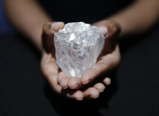 A model displays a large diamond at Sotheby's in New York, Wednesday, May 4, 2016. The auction house plans to offer the “Lesedi la Rona” diamond in London on June 29. A three-billion-year-old diamond the size of a tennis ball — the largest discovered in over a century — could sell for close to $90 million Cdn, auctioneer Sotheby's said Wednesday. (Photo by Seth Wenig/AP Photo)