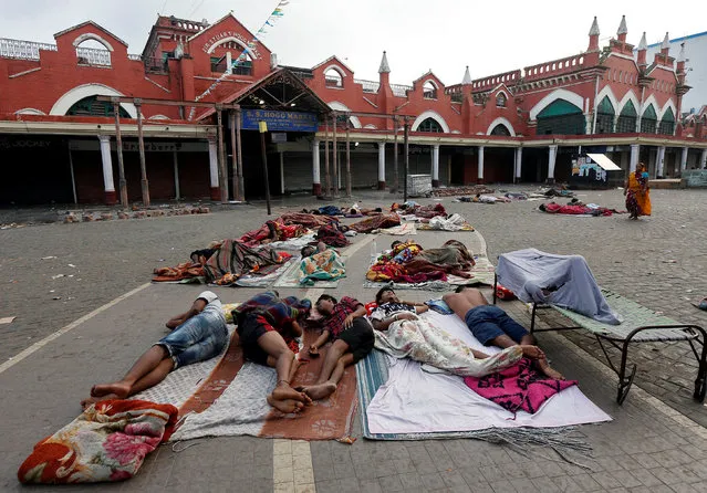 People sleep outside a market in Kolkata, India, March 27, 2017. (Photo by Rupak De Chowdhuri/Reuters)