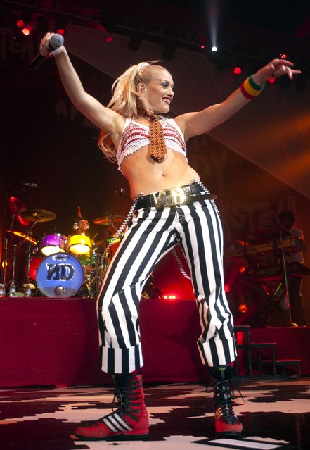 American singer-songwriter Gwen Stefani of No Doubt performs at Memorial Auditorium on March 18, 2002 in Sacramento, California. (Photo by Tim Mosenfelder/Getty Images)