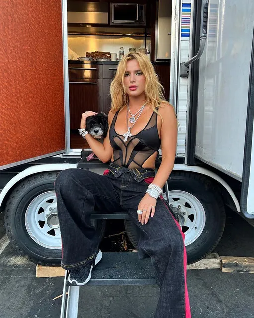 American actress and model Bella Thorne and her dog return to set in the second decade of July 2022. (Photo by bellathorne/Instagram)