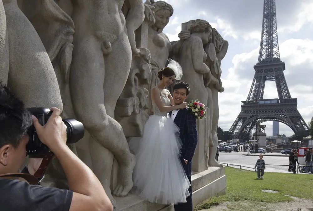 “It's so Romantic Here” – Chinese Load Up on Paris Wedding Snaps