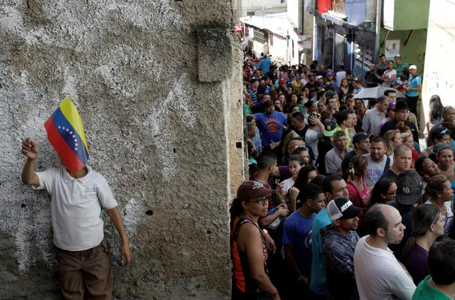 Venezuelan citizens wait in line at a polling station during a nationwide election for new governors in Caracas, Venezuela, October 15, 2017. (Photo by Ricardo Moraes/Reuters)