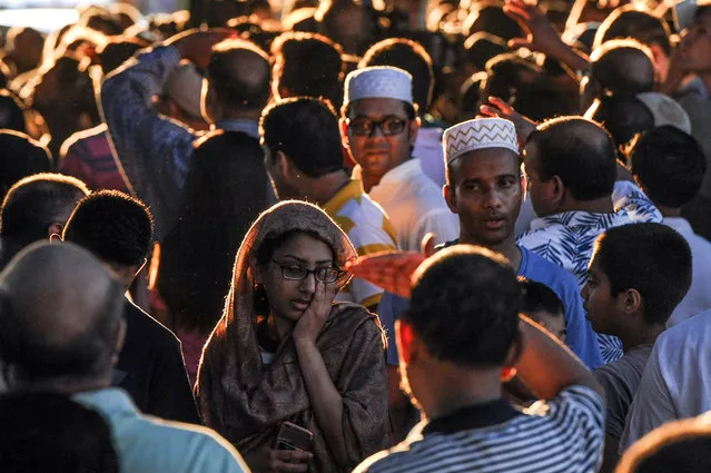 A crowd of community members gather at the place where Imam Maulama Akonjee was killed in the Queens borough of New York City, August 13, 2016. (Photo by Stephanie Keith/Reuters)