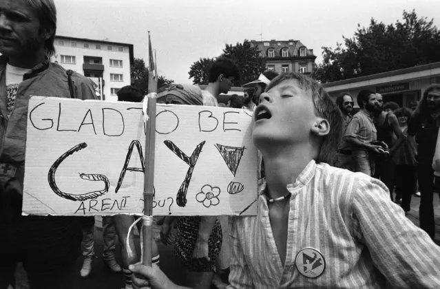 A thirty-year-old Dutch demonstrator displays a sign that reads: “Glad to be Gay” during a gay people march in Frankfurt, Germany on Saturday, July 28, 1979 which ended a week long homosexual meeting. Hundreds of homosexual converged for a week of movies, theater, rock concerts and workshops on gay rights. (Photo by Rolf Boehm/AP Photo)