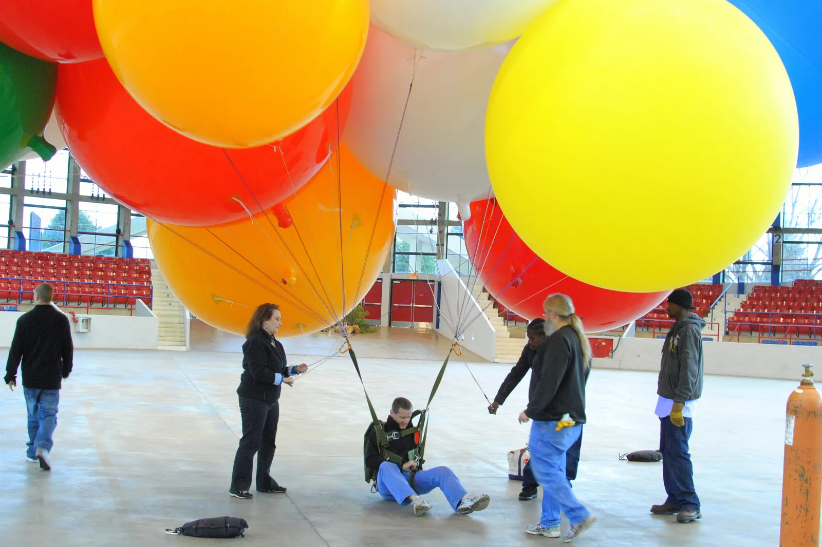 Воздушные шары выборы. Джонатан Трапп шарах на воздушных. Воздушные шары. Огромные воздушные шары. Огромные надувные шары.