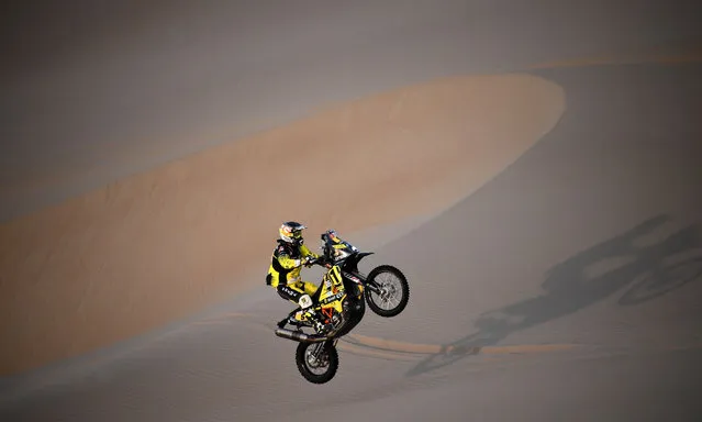 Slovak biker Stefan Svitko powers his KTM during the 2018 Dakar Rally Stage 3 between Pisco and San Juan de Marcona in Peru, on January 8, 2018. (Photo by AFP Photo/Stringer)