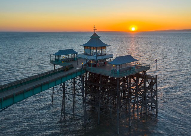 Clear skies during the sunset at Clevedon Pier at Clevedon, UK on April 5, 2025 on the Severn Estuary in Somerset at the end of a hot spring day with clear blue skies and sunshine. (Photo by Graham Hunt/Alamy Live News)