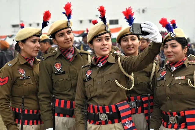 Punjab Police personnel takes selfie during a full dress rehearsal for the upcoming Republic Day parade in Amritsar on January 24, 2023. (Photo by Narinder Nanu/AFP Photo)