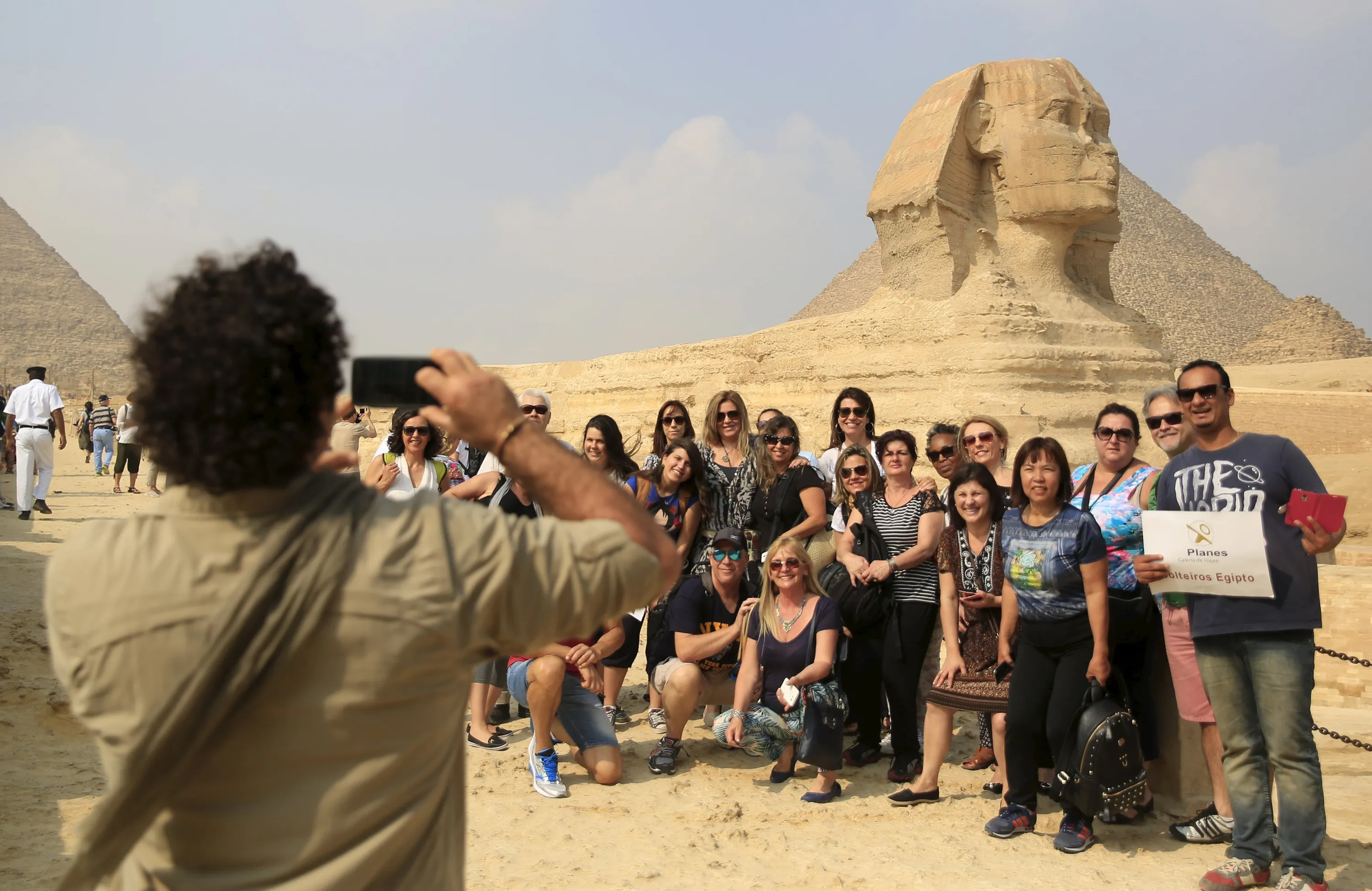 Новости египта для туристов на сегодня. Туристы в Египте. Экскурсия на пирамиды. Путешественники в Египте. Египет туризм.