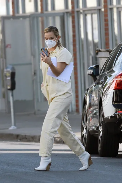 American actress Kate Hudson is spotted on set filming season 2 of “Truth Be Told” in Los Angeles on December 10, 2020. The 41 year old actress was first seen in a burgundy robe, tan trousers and black slippers. Hudson later changed outfits, wearing a light yellow jumpsuit with white boots. (Photo by TheImageDirect.com)