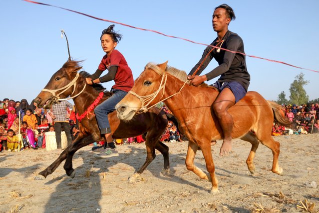 Horses are raced as part of a centuries-old tradition in Nawabganj, Dinajpur district, Bangladesh in the last decade of July 2025. Winners’ prizes include cash, mobile phones, televisions, refrigerators and even goats. (Photo by Syed Mahabubul Kader/Solent News & Photo Agency)
